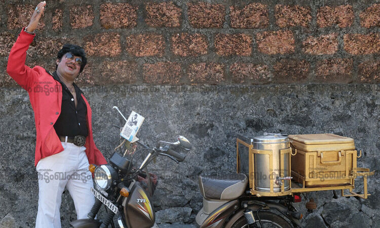 തൃശൂരിലുണ്ട് ബൈക്കിൽ ചായയും പലഹാരങ്ങളും വിൽക്കുന്ന ജയൻ
