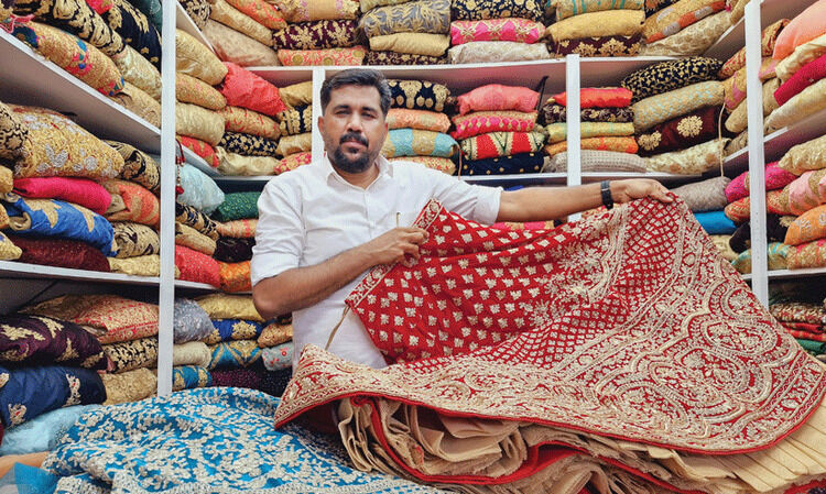 നാസർ തൂത ഡ്രസ് ബാങ്കിൽനിന്ന് സൗജന്യമായി നൽകിയ വിവാഹവസ്ത്രമണിഞ്ഞ് മണവാട്ടിമാരായത് നൂറുകണക്കിന് യുവതികൾ