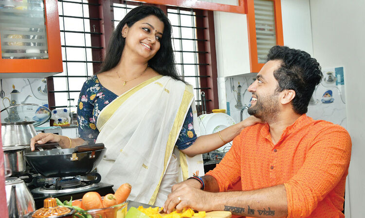 വെറുതെയല്ല ഭർത്താവ്​; ഓണമൊരുക്കാൻ സ്ത്രീകൾക്കൊപ്പം പുരുഷൻമാർക്കും ചേരാം