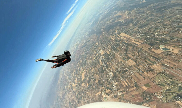 ‘ആത്മഹത്യ ചെയ്ത് അമ്മയെ വിഷമിപ്പിക്കാൻ വയ്യ. സ്‌കൈ ഡൈവിങ്ങിനിടെ അപകടമെന്ന്‌ തോന്നിപ്പിക്കുംവിധം ജീവിതം അവസാനിപ്പിക്കാം’ -കൃത്രിമക്കാലുമായി ഒറ്റക്ക് സ്കൈ ഡൈവ് ചെയ്ത ശ്യാം കുമാർ ഇന്ന് ഗിന്നസ്‌ റെക്കോഡിനുടമ