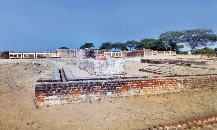 മരിച്ചവരുടെ കുന്നിലേക്ക് ഒരു യാത്ര