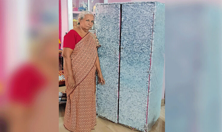 ‘മിൽമ പാൽ കവറുകൾ ഉപയോഗിച്ച് ഈ 73കാരി തയാറാക്കുന്നത് മനോഹരമായ കരകൗശല വസ്തുക്കൾ’ -അറിയാം, പാഴ്വസ്തുക്കളിൽനിന്ന് വരുമാനമാർഗം കണ്ടെത്തുന്ന ലീലാമ്മയെക്കുറിച്ച്