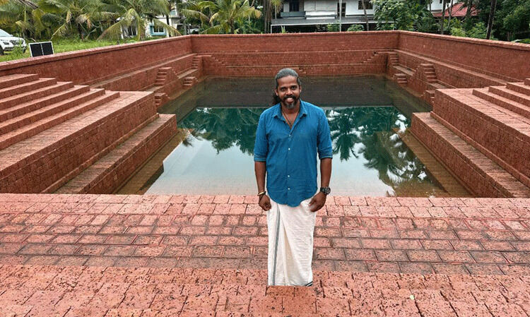 നാലുനില കെട്ടിടത്തിന്‍റെ ഉയരവും നല്ല നീളവും; ഇത്, ലക്ഷത്തിനടുത്ത് ചെങ്കല്ലുകൊണ്ട് വിനീഷ് ഒറ്റക്ക് നിർമിച്ച തീർഥക്കുളം