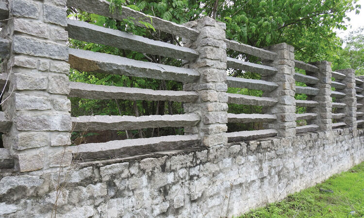 പാമ്പും കള്ളനും കയറാത്തതായിരിക്കണം വീടിന്‍റെ ചുറ്റുമതിൽ. ചെലവു കുറച്ച് മതിൽ പണിയാനുള്ള വഴികളിതാ...