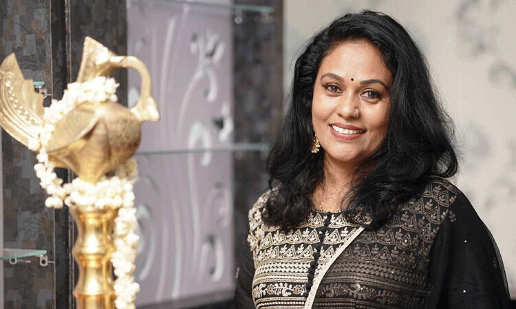 സർജറി കഴിഞ്ഞ് അമ്മ സ്റ്റേജിൽ കയറി അഭിനയിക്കുമ്പോൾ കുപ്പായം നിറയെ ചോരകൊണ്ട് മൂടിയിരുന്നു -നടി സീമ ജി. നായർ