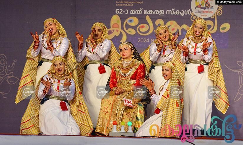 ആടിത്തിമിർത്ത് മണവാട്ടിയും തോഴിമാരും...