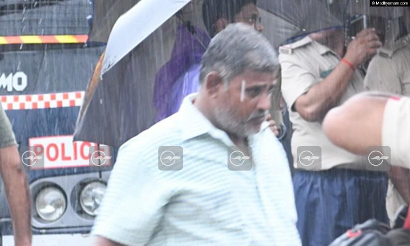 അങ്കോല മണ്ണിടിച്ചിൽ: ശരവണനെ തേടി ആൾക്കൂട്ടത്തിൽ തനിയെ സെന്തിൽ; ‘കേരളക്കാരെ പോലെ ചോദിക്കാൻ ആവില്ല സർ...’