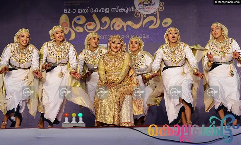 ആടിത്തിമിർത്ത് മണവാട്ടിയും തോഴിമാരും...