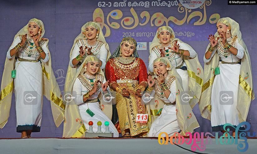 ആടിത്തിമിർത്ത് മണവാട്ടിയും തോഴിമാരും...