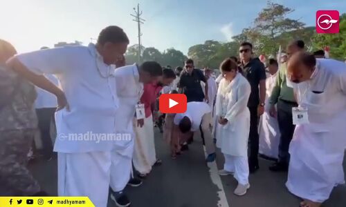 പെൺകുട്ടിയെ ചെരുപ്പിടാൻ സഹായിച്ച് രാഹുൽ ​ഗാന്ധി; വൈറലായി വിഡിയോ