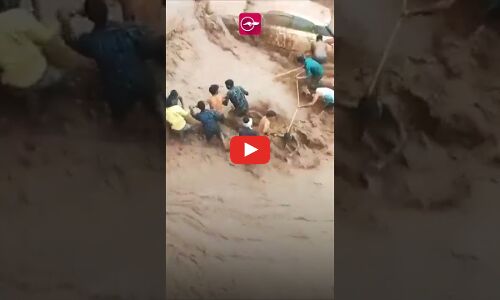 പുഴയരികിൽ നിർത്തിയ കാർ ഒഴുക്കിൽപ്പെട്ടു, യുവതിയെ സാഹസികമായി രക്ഷിച്ചു