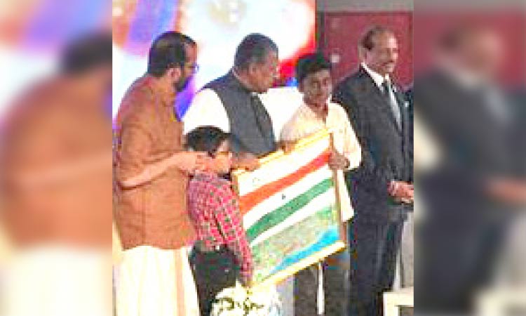 മു​ഖ്യ​മ​ന്ത്രി​ക്ക് ഹൈ​ദ​രാ​ബാ​ദ് വി​ദ്യാ​ര്‍ഥി​യു​ടെ  ന​വ കേ​ര​ള ചി​ത്രം സ​മ്മാ​നം