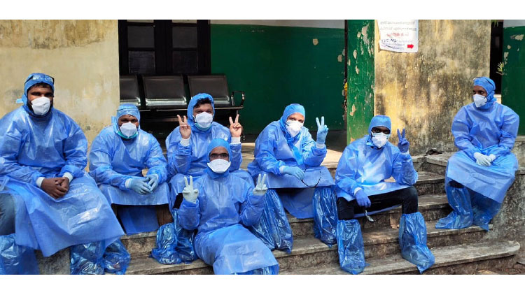 കുടുംബത്തെ വിട്ടകന്ന്​ 108 ആംബുലൻസിലെ നഴ്​സുമാർ