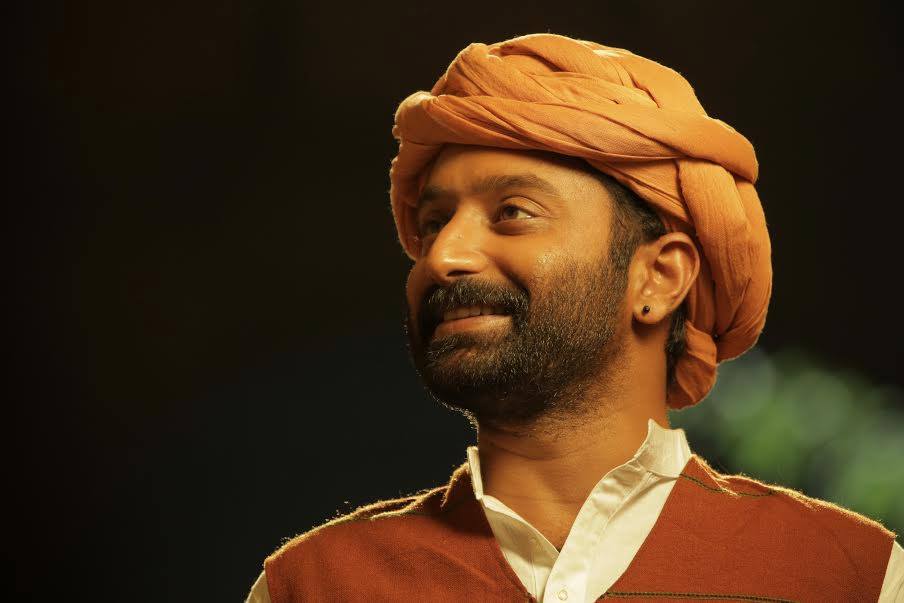 അയാള്‍ ഞാനല്ലയിലെ നീലവാന്‍ മുകിലെ...