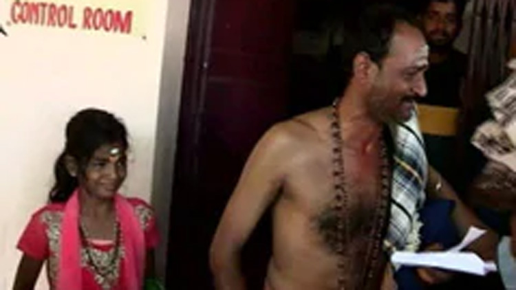 പിതാവിനൊപ്പം ശബരിമല ദര്ശനത്തിനെത്തിയ 12 വയസുകാരിയെ പൊലീസ് തടഞ്ഞു പിതാവിനൊപ്പം ശബരിമല ദര്ശനത്തിനെത്തിയ 12 വയസുകാരിയെ പൊലീസ് തടഞ്ഞു