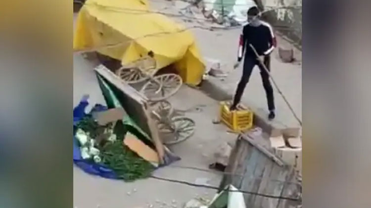 തെരുവിലെ പച്ചക്കറി ഉന്തുവണ്ടികൾ തകർത്ത പൊലീസുകാരന്​ സസ്​പെൻഷൻ