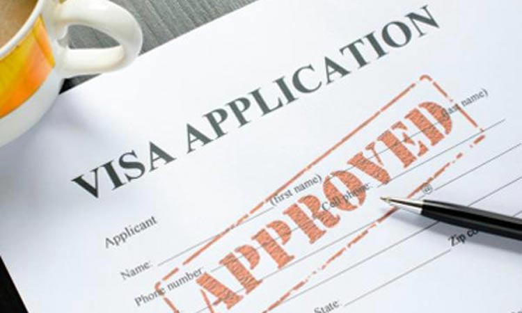 വിസ തട്ടിപ്പിനിരയായ 10,000 വിദേശികളെ നാടുകടത്തില്ല വിസ തട്ടിപ്പിനിരയായ 10,000 വിദേശികളെ നാടുകടത്തില്ല