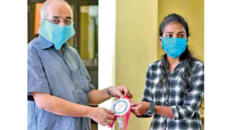 പതക്കം നൽകി മാനസയുടെ കാരുണ്യ മനസ്സ്