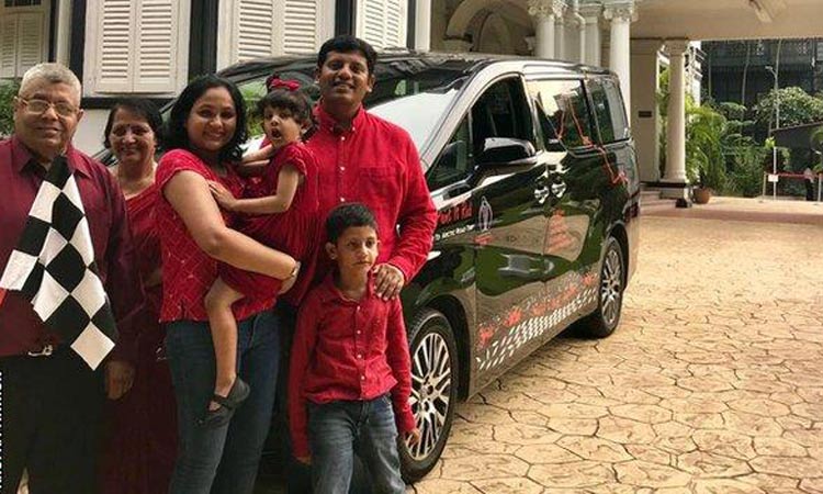 ഇന്ത്യ ലോക കപ്പ്​ നേടുന്നത്​ കാണാൻ പതിനാലായിരം മൈൽ താണ്ടിയൊരു കുടുംബം