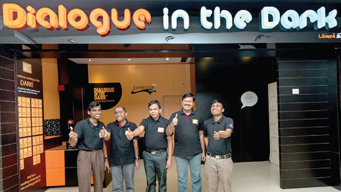 ഇരുട്ടിലെ കാഴ്ചകൾ തേടി