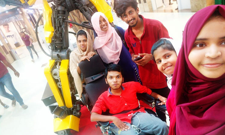 സ്​നേഹത്തണുപ്പിലേക്ക്​ വീൽ ചെയറിൽ ഒരു യാത്ര