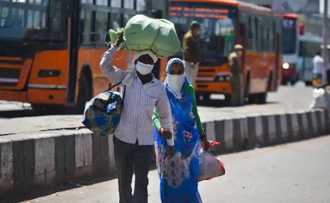 ഗർഭിണിയായ ഭാര്യയുമായി നടന്നത്​ 100 കിലോമീറ്റർ; തൊഴിലാളി​െയ സഹായിച്ച്​ നാട്ടുകാർ