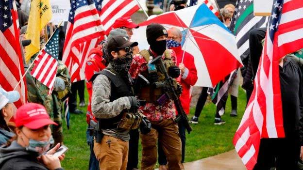 മിഷിഗണിൽ ലോക്​ഡൗണിനെതിരെ  ആയുധമേന്തി പ്രതിഷേധം