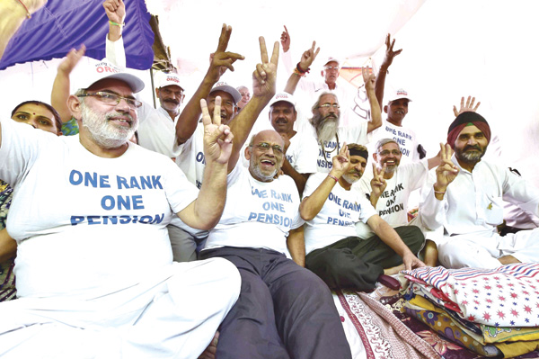 ഒരു റാങ്ക് ഒരു പെന്‍ഷന്‍: പദ്ധതിയുടെ പിതൃത്വത്തെച്ചൊല്ലി ബി.ജെ.പി-കോണ്‍ഗ്രസ് പോര്