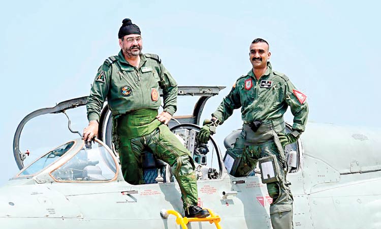 മി​ഗ്​ 21ൽ ​വ്യോ​മ​സേ​ന മേ​ധാ​വി​ക്കൊ​പ്പം വി​മാ​നം പ​റ​ത്തി അ​ഭി​ന​ന്ദ​ൻ