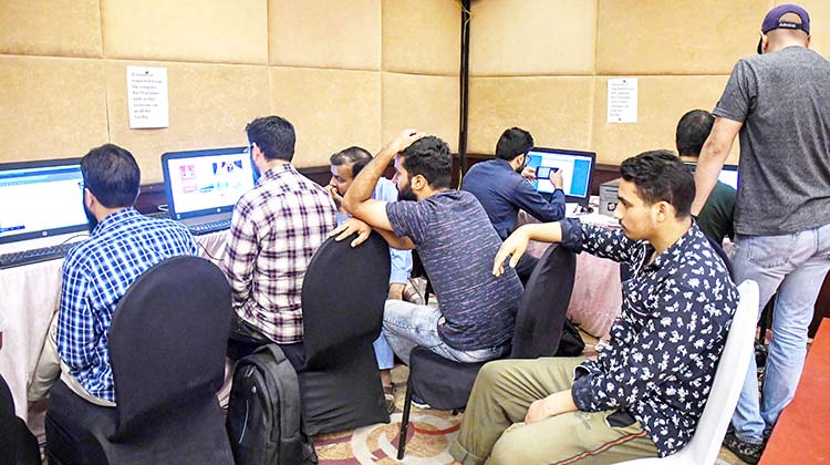 സി.​ആ​ർ.​പി.​എ​ഫ്​ ബ​ങ്ക​റു​ക​ൾ നി​റ​ഞ്ഞ്​ ശ്രീ​ന​ഗ​ർ ന​ഗ​രം