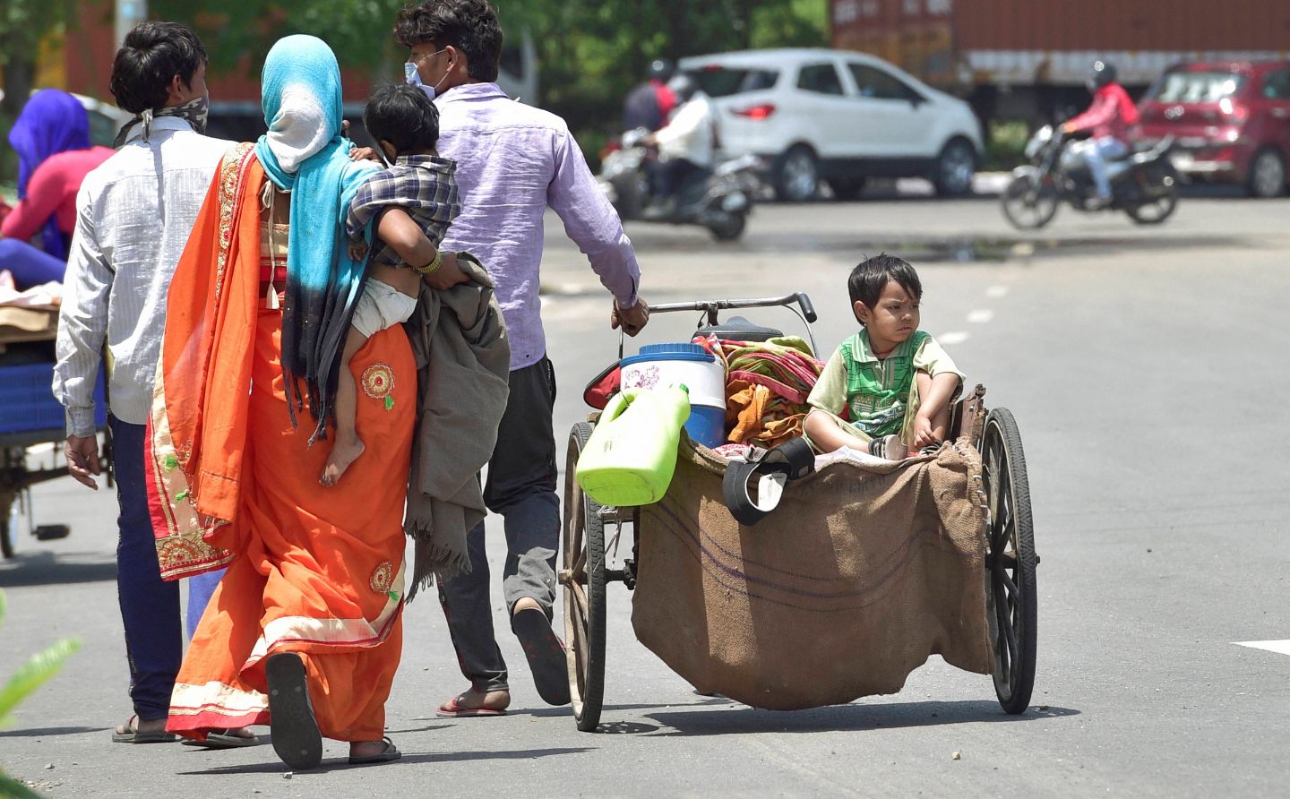 ഇന്ത്യ നടക്കുന്നു, പൊള്ളുന്ന വെയിലിലും -ചിത്രങ്ങളിലൂടെ...