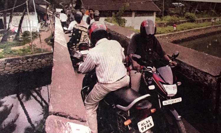 വാക്കുപാലിക്കാത്തവർക്ക് താക്കീതായി പേരു തിരുത്തി നാടിന്റെ പ്രതിഷേധം വാക്കുപാലിക്കാത്തവർക്ക് താക്കീതായി പേരു തിരുത്തി നാടിന്റെ പ്രതിഷേധം