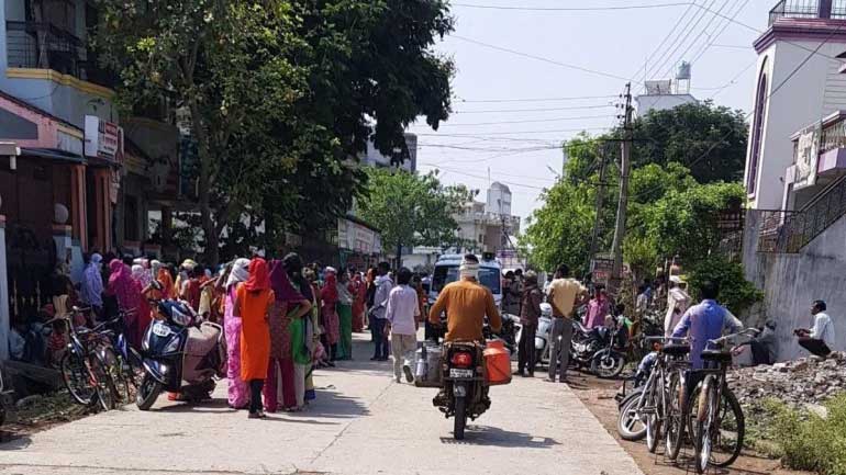 ബി.ജെ.പി എം.എൽ.എയുടെ പിറന്നാൾ ദിനത്തിൽ റേഷൻ വിതരണം; സാമൂഹിക അകലം മറന്ന്​ ജനം