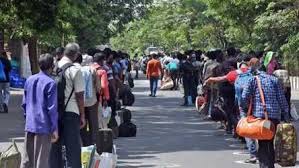 മെഡിക്കൽ സർട്ടിഫിക്കറ്റിനായി ആശുപത്രികൾക്ക്​ മുന്നിൽ മണിക്കൂ​റുകളോളം വരിനിന്ന്​ തൊഴിലാളികൾ