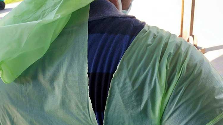 സംരക്ഷണ കിറ്റുകളില്ല; റെയിൻകോട്ടും ഹെൽമെറ്റും ഉപയോഗിച്ച്​ ഡോക്​ടർമാർ