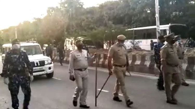 അതിർത്തികളടച്ച്​ ഉത്തർപ്രദേശ്​: പുറത്തിറങ്ങുന്നവരെ നിയന്ത്രിക്കാൻ അർധസൈനികർ