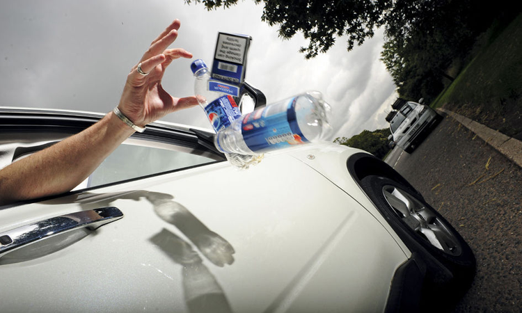 പൊതുവഴിയിൽ ചവറിട്ടവരിൽ നിന്ന്​ ഒമ്പതു ലക്ഷം ദിർഹം പിഴ ഇൗടാക്കി