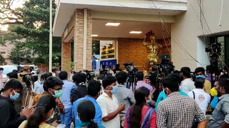 സാമൂഹിക അകലം മറന്നു; തമിഴ്​നാട്​ മുഖ്യമന്ത്രിയുടെ വാർത്താസമ്മേളനത്തിൽ തിരക്ക്​​