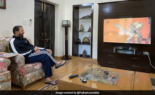 ‘ഞാൻ രാമായണം കാണുന്നു, നിങ്ങളോ?’; ട്രോൾ, വിമർശനം:​ ചിത്രം ഒഴിവാക്കി ജാവദേക്കർ