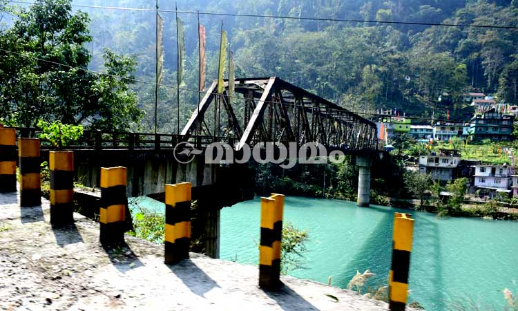 ഉരു​ൾപൊട്ടിച്ചിതറിയ പാതകൾ കടന്ന്​ ലാച്ചൂങിലേക്ക്​