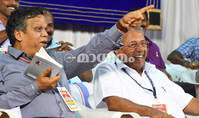 പൊലീസ്​ തൊപ്പി ഒരു ദുശ്ശക്​തിക്കും  കീഴിലല്ല –പിണറായി 