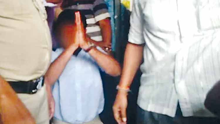 വ്യോമാക്രമണം: കേന്ദ്രത്തെ വിമർശിച്ച പ്രഫസറെ മുട്ടിലിരുത്തി എ.ബി.വി.പി ഗുണ്ടായിസം