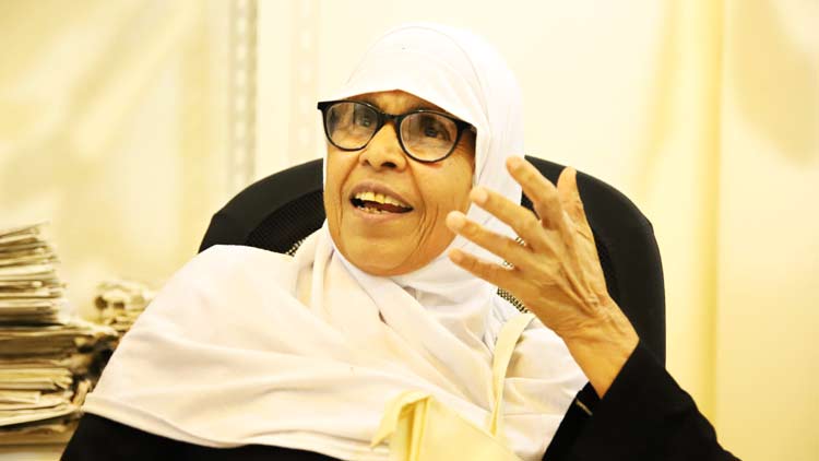 സൗ​ദി​യി​ൽ 39 കൊ​ല്ലം: കാ​ൽ​പ​ന്തു​ക​ളി ക​ണ്ടും  സൗ​ഹൃ​ദ​ങ്ങ​ൾ പ​ങ്കു​വെ​ച്ചും ആ​മി​ന​ത്താ​ത്ത ഹാ​പ്പി​യാ​ണ്