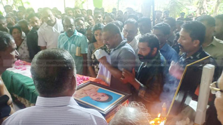 സൗമ്യക്ക്​ കണ്ണീരിൽ കുതിർന്ന യാത്രാമൊഴി; അജാസി​െൻറ മൃതദേഹം സംസ്​കരിച്ചു