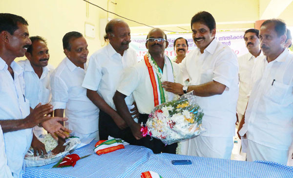 വൈകല്യം അതിജീവിച്ച് ബാബുരാജ് വേമ്പനാട്ടുകായല്‍ നീന്തിക്കടന്നു