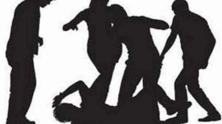 യുവതികൾ കുളിക്കുന്ന ദൃശ്യം പകർത്താൻ ശ്രമം, ചോദ്യം െചയ്ത പിതാവിെൻറ പല്ല് അടിച്ച് കൊഴിച്ചു യുവതികൾ കുളിക്കുന്ന ദൃശ്യം പകർത്താൻ ശ്രമം, ചോദ്യം െചയ്ത പിതാവിെൻറ പല്ല് അടിച്ച് കൊഴിച്ചു