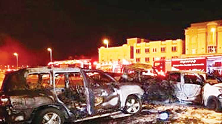 വാ​ഹ​ന​ങ്ങ​ൾ കൂ​ട്ടി​യി​ടി​ച്ച്  അ​ഗ്്നി​ബാ​ധ; മൂ​ന്നു​പേ​ർ  പൊ​ള്ള​ലേ​റ്റ് മ​രി​ച്ചു