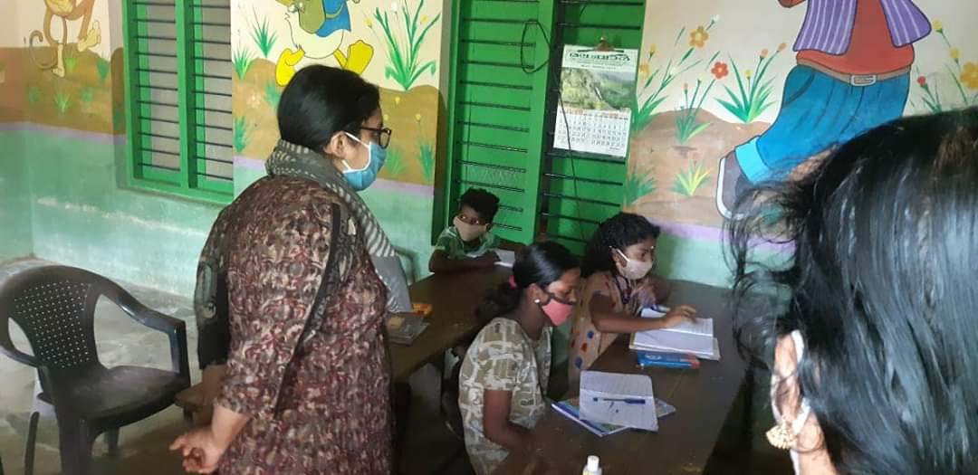 കോളനിയിലെ ക്ലാസ്​മുറിയിലേക്ക്​ അവരെക്കാണാൻ കലക്​ടർ അദീലയെത്തി