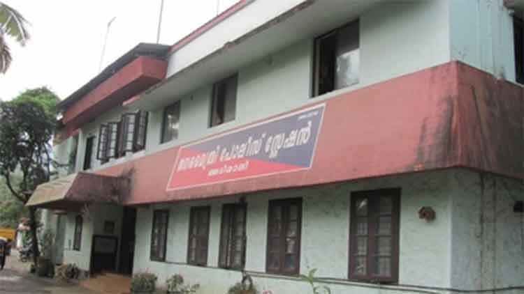 മലമുകളിലെ രോഗിക്ക് ഓക്സിജന്‍ സിലിണ്ടര്‍ എത്തിച്ച്​ അടിമാലി പൊലീസ്