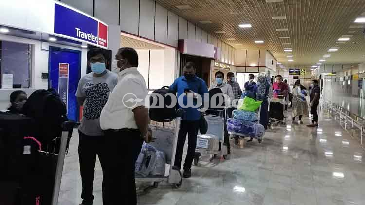 ബഹ്റൈൻ-കൊച്ചി യാത്രക്കാർ വിമാനത്താവളത്തിൽ എത്തി ബഹ്റൈൻ-കൊച്ചി യാത്രക്കാർ വിമാനത്താവളത്തിൽ എത്തി